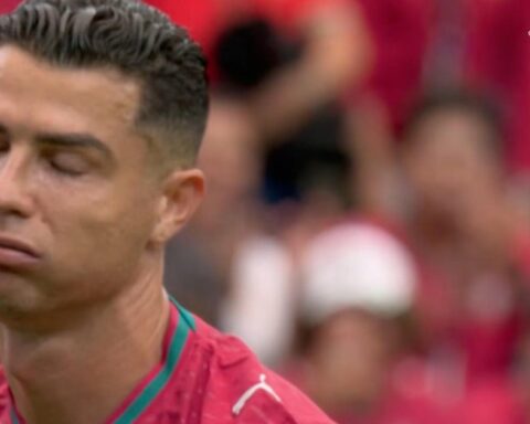 Ronaldo cay đắng rời sân trong tiếng hô vang “Messi”, bị chế thành meme khắp MXH sau trận đấu “tịt ngòi”