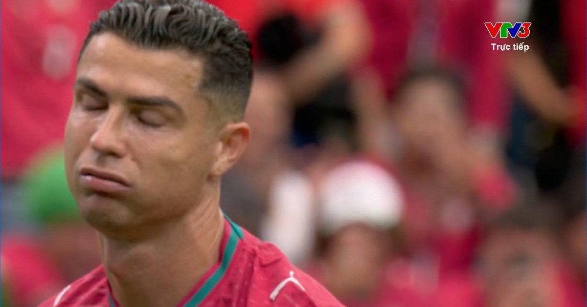 Ronaldo cay đắng rời sân trong tiếng hô vang “Messi”, bị chế thành meme khắp MXH sau trận đấu “tịt ngòi”