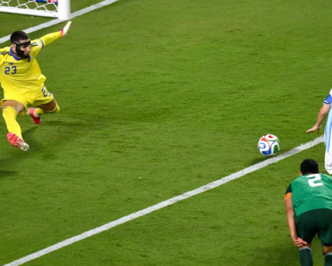 Ngay cả quả bóng World Cup cũng phải “cúi đầu” trước Messi: Cú sút với tốc độ gần 110 km/h gây choáng váng