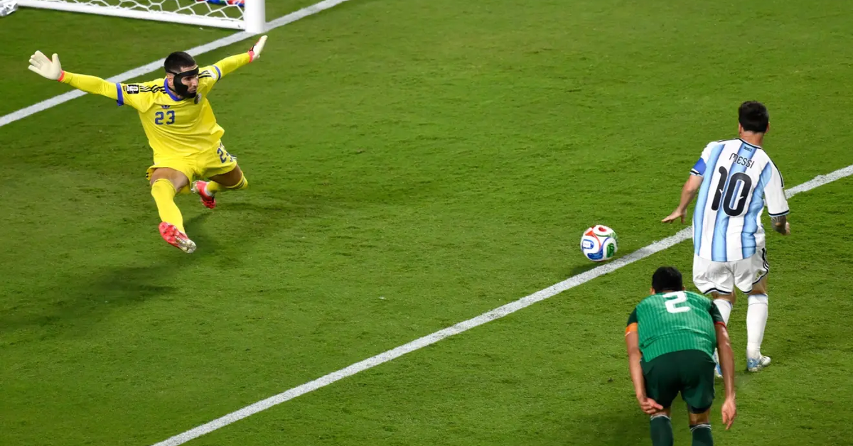 Ngay cả quả bóng World Cup cũng phải “cúi đầu” trước Messi: Cú sút với tốc độ gần 110 km/h gây choáng váng