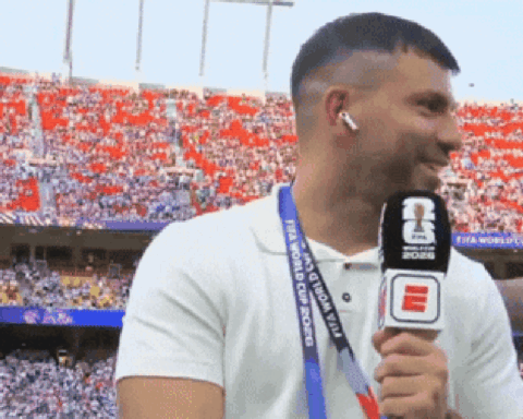 Viral một giây Messi hôn “chụt” một người đàn ông trên sóng trực tiếp, dân mạng lập tức truy tìm danh tính