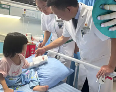 Tỉnh dậy sau giấc ngủ trưa, bé gái 2 tuổi khóc thét, cô giáo nhìn thấy tưởng không sao, cha mẹ lập tức đưa đi viện