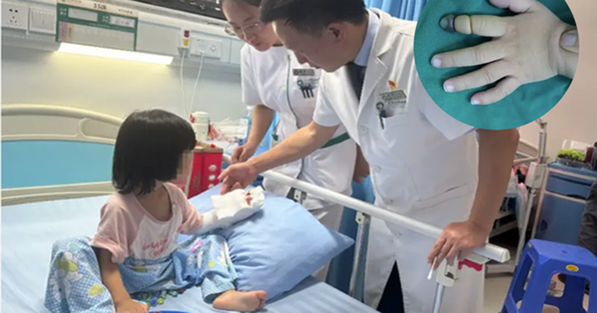 Tỉnh dậy sau giấc ngủ trưa, bé gái 2 tuổi khóc thét, cô giáo nhìn thấy tưởng không sao, cha mẹ lập tức đưa đi viện
