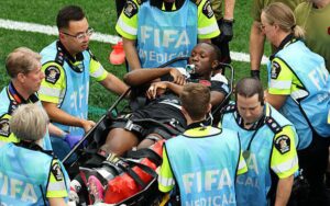 Chấn thương kinh hoàng tại World Cup: Sao Canada gãy chân phải thở oxy đi cấp cứu, cầu thủ trên sân sốc nặng