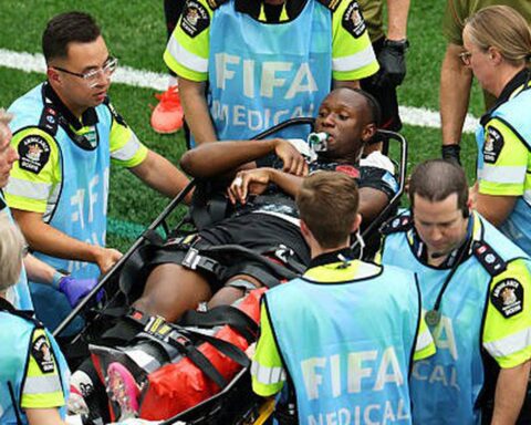 Chấn thương kinh hoàng tại World Cup: Sao Canada gãy chân phải thở oxy đi cấp cứu, cầu thủ trên sân sốc nặng