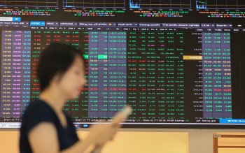 Chứng khoán ngày 17/6: VN-Index rung lắc mạnh, dòng tiền trở lại nhóm cổ phiếu vừa và nhỏ
