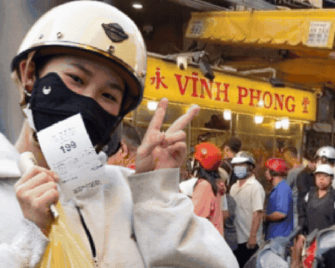 Cảnh tượng lạ ngày Tết Đoan Ngọ tại TP.HCM: Người dân xếp hàng, cầm theo số phiếu tới 248 vẫn vui vẻ đợi chờ