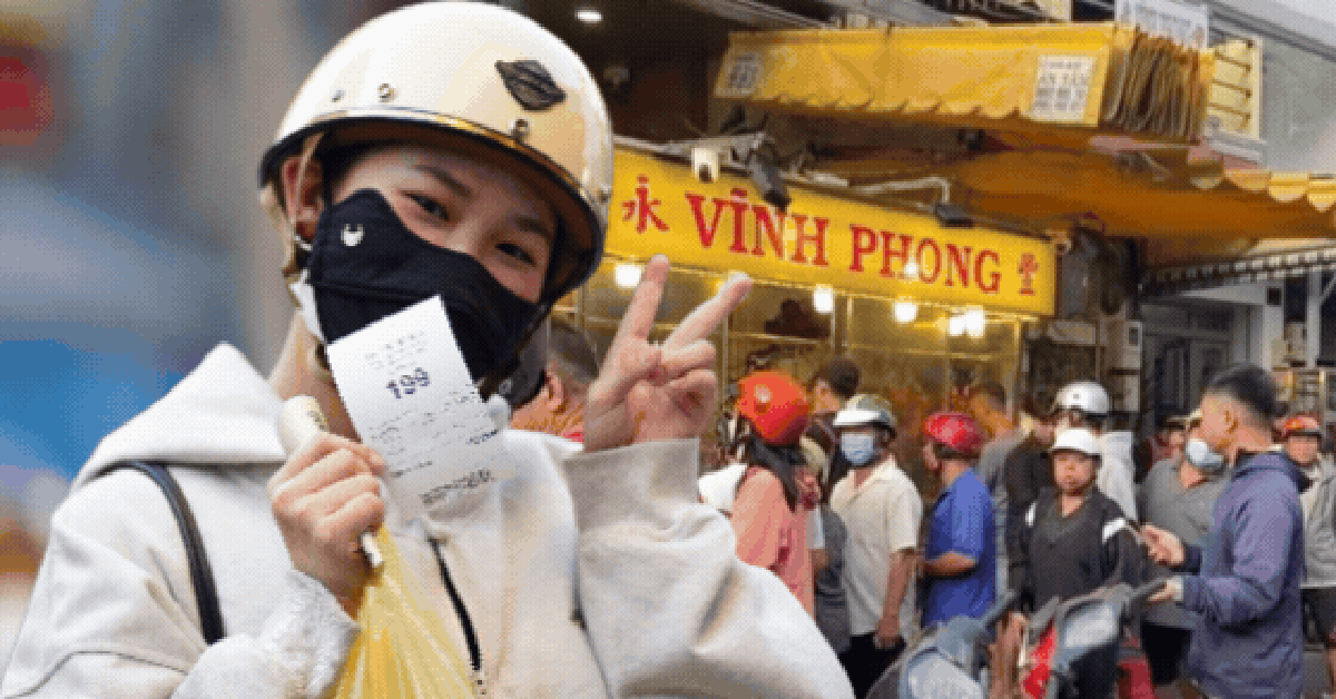 Cảnh tượng lạ ngày Tết Đoan Ngọ tại TP.HCM: Người dân xếp hàng, cầm theo số phiếu tới 248 vẫn vui vẻ đợi chờ