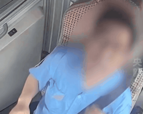 Tài xế xe buýt lên cơn nhồi máu cơ tim vẫn cố hết sức cứu sống 12 hành khách: Camera ghi lại 2 phút 20 giây đầy xót xa