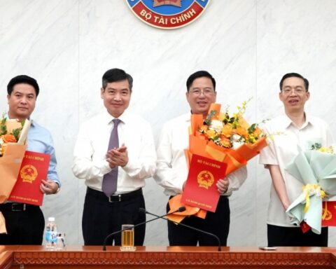 Bộ Tài chính công bố và trao quyết định điều động, bổ nhiệm 3 lãnh đạo cấp cục, vụ