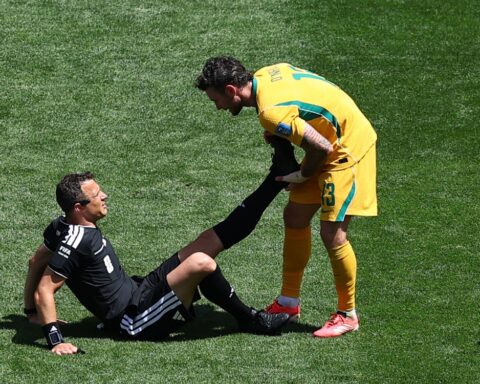 Sự cố “dở khóc dở cười” World Cup: Trọng tài bị chuột rút trong trận Mỹ thắng 2-0 Australia, giành vé vào vòng 32 đội