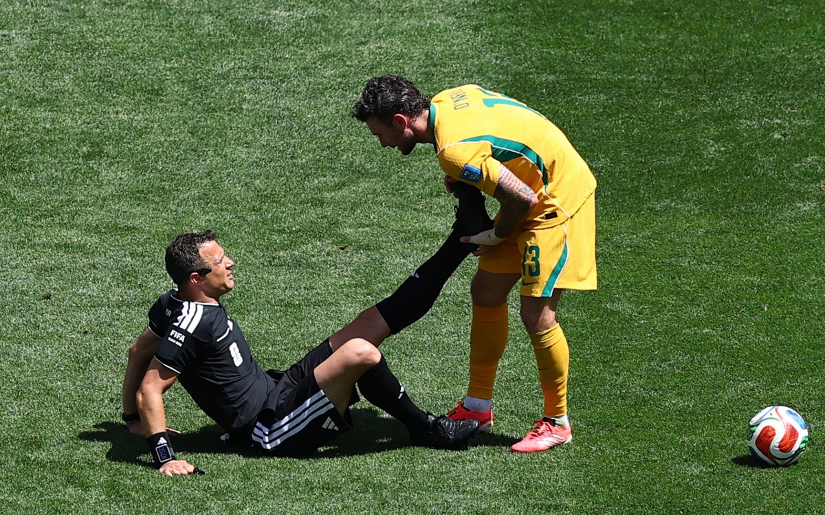 Sự cố “dở khóc dở cười” World Cup: Trọng tài bị chuột rút trong trận Mỹ thắng 2-0 Australia, giành vé vào vòng 32 đội