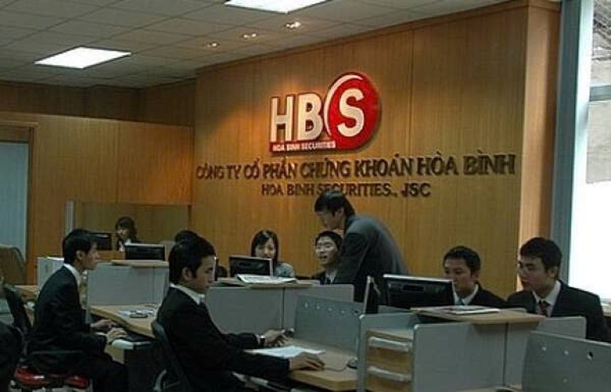 Một công ty chứng khoán muốn thanh lý cổ phiếu trên 481 tài khoản khách hàng, UBCKNN lập tức “tuýt còi”