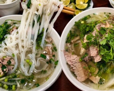 Ăn phở suốt cả tuần không biết chán, cô gái Trung Quốc vẫn “tấm tắc khó hiểu”, đến khúc vắt chanh thì netizen đồng loạt vào “nhắc nhẹ”