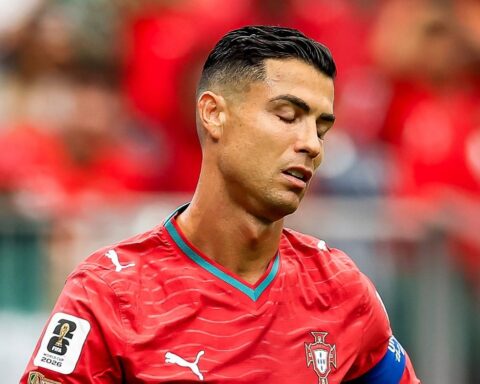 Ronaldo sút kiểu gì nếu không có bóng?