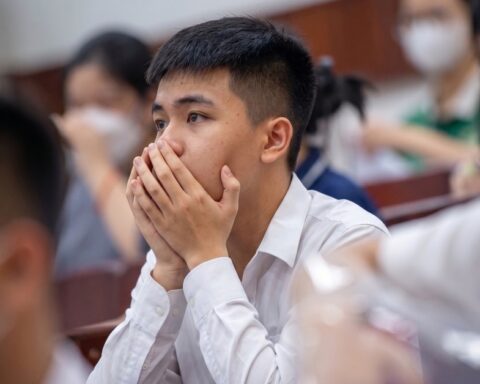 Con trượt NV1 lớp 10, phụ huynh Hà Nội “bêu tên” con trên MXH, nhìn bảng điểm toàn 7 – 8,5, cư dân mạng càng thêm bức xúc