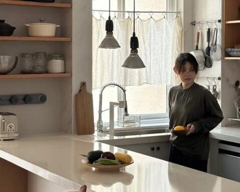Cải tạo nhà lần hai, tôi bỏ hẳn tủ bếp treo tường: Căn bếp rộng hơn, sáng hơn và dễ dọn dẹp hơn hẳn
