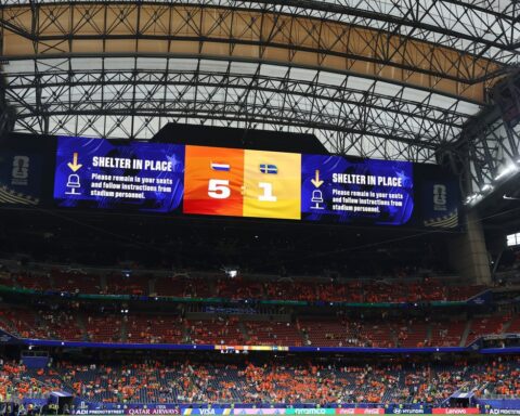 Sự cố hy hữu tại World Cup: BTC cảnh báo khẩn cấp, 70.000 CĐV bị “phong toả” trong SVĐ không thể ra về