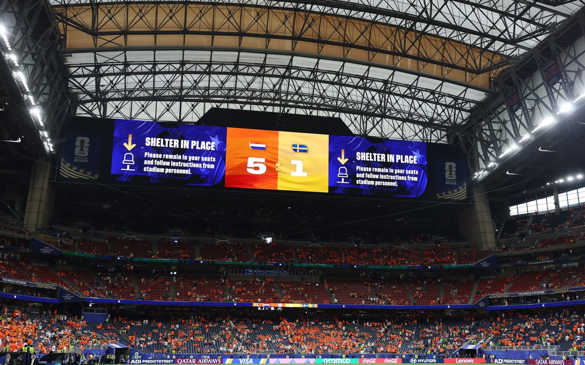 Sự cố hy hữu tại World Cup: BTC cảnh báo khẩn cấp, 70.000 CĐV bị “phong toả” trong SVĐ không thể ra về