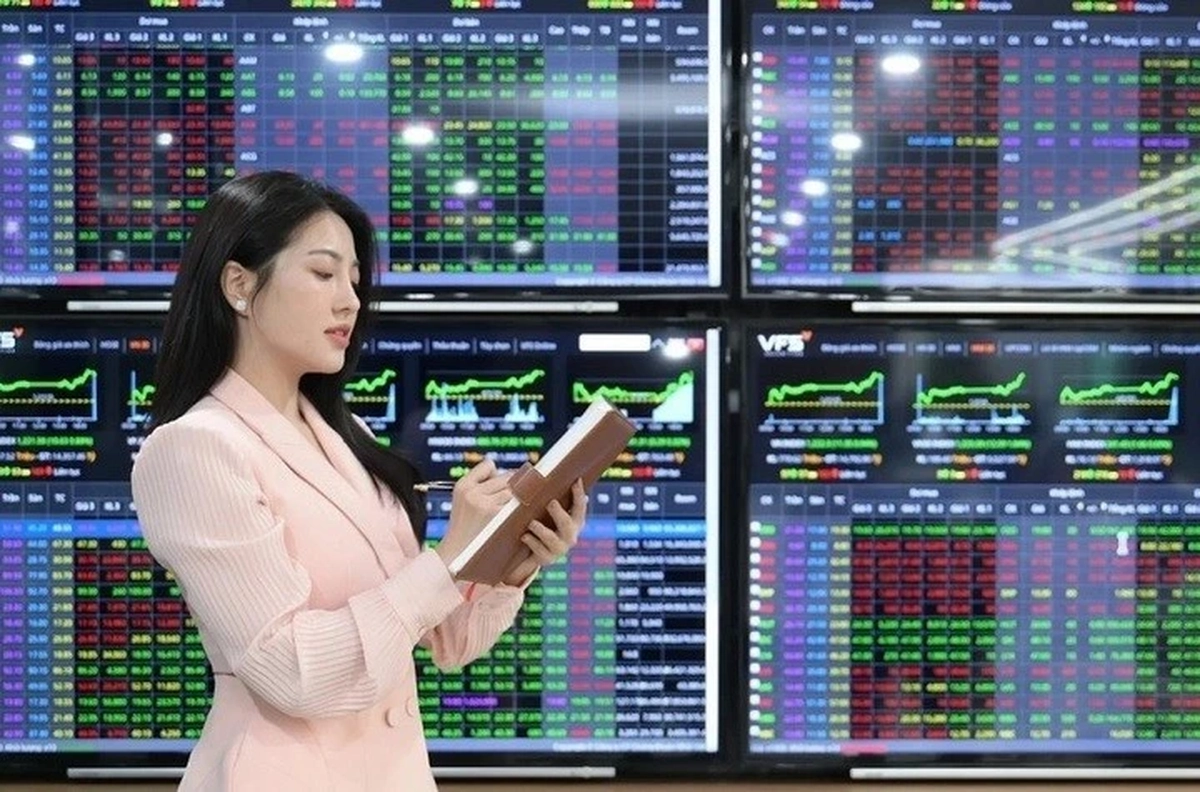 Chứng khoán ngắt chuỗi giảm 4 tuần, chuyên gia vẫn cảnh báo ‘xanh vỏ đỏ lòng’