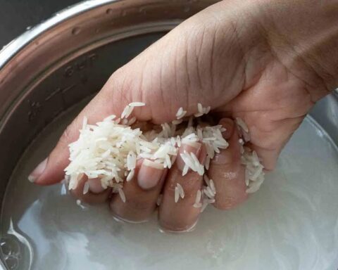 Có phải vo gạo trước khi nấu không? Bác sĩ cảnh báo 4 sai lầm khi vo gạo vừa bẩn vừa hại