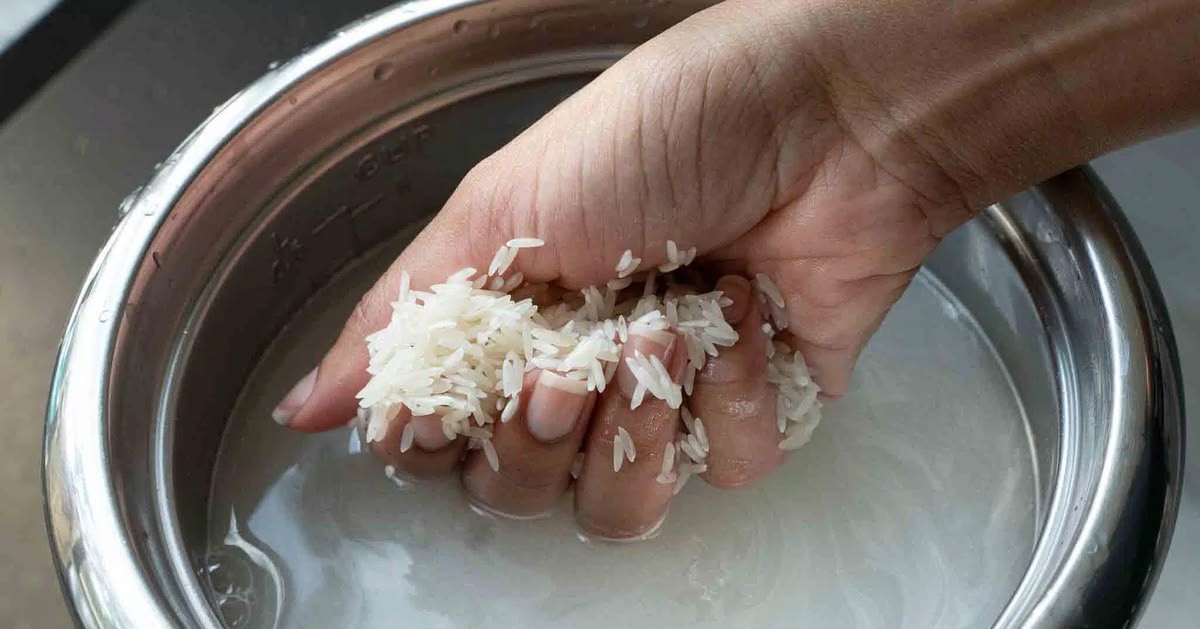 Có phải vo gạo trước khi nấu không? Bác sĩ cảnh báo 4 sai lầm khi vo gạo vừa bẩn vừa hại