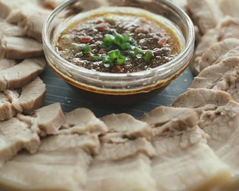 Luộc thịt lợn muốn trắng đẹp, không hôi, hãy nhớ mẹo đơn giản này