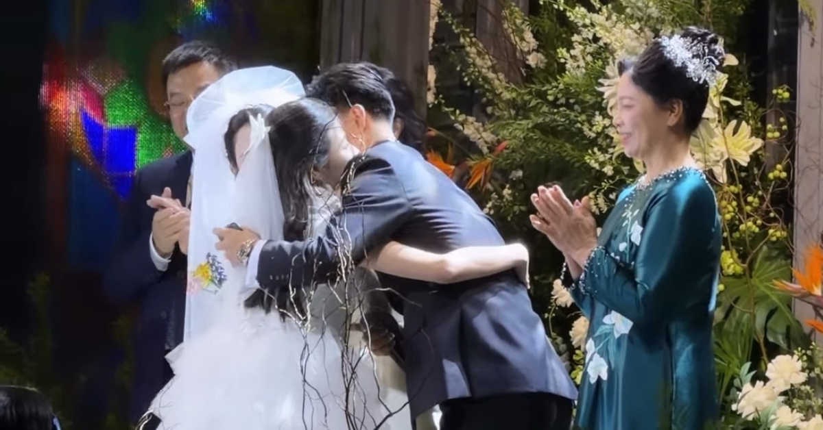 Trần Bích Hạnh công khai con riêng tại đám cưới, Văn Thanh tuyên bố: “Ba sẽ luôn ở bên bảo vệ và yêu thương hai mẹ con”