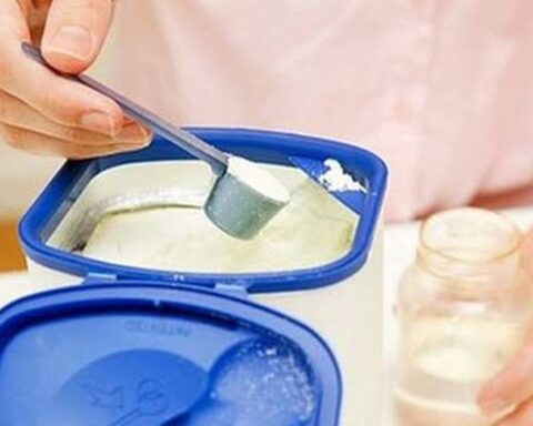 Bé trai 3 tháng tuổi nhập viện cấp cứu vì cha mẹ pha sữa bằng loại nước này