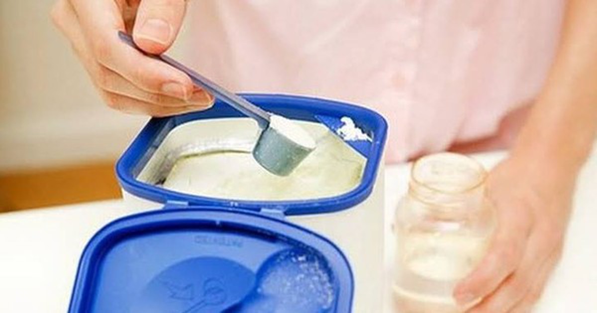 Bé trai 3 tháng tuổi nhập viện cấp cứu vì cha mẹ pha sữa bằng loại nước này