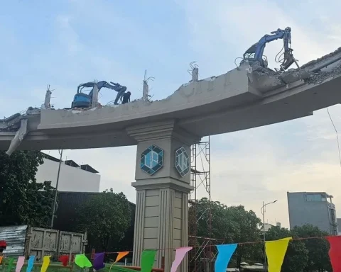Hối hả tháo dỡ nhà, cổng chào… mở rộng quốc lộ 13 ở TPHCM