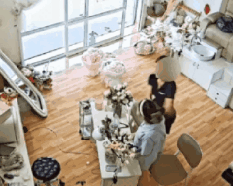 Clip gây phẫn nộ: Chủ tiệm nail bị cô gái mặc đồ thể thao hành hung dã man, tiết lộ tình trạng hiện tại khiến nhiều người bức xúc