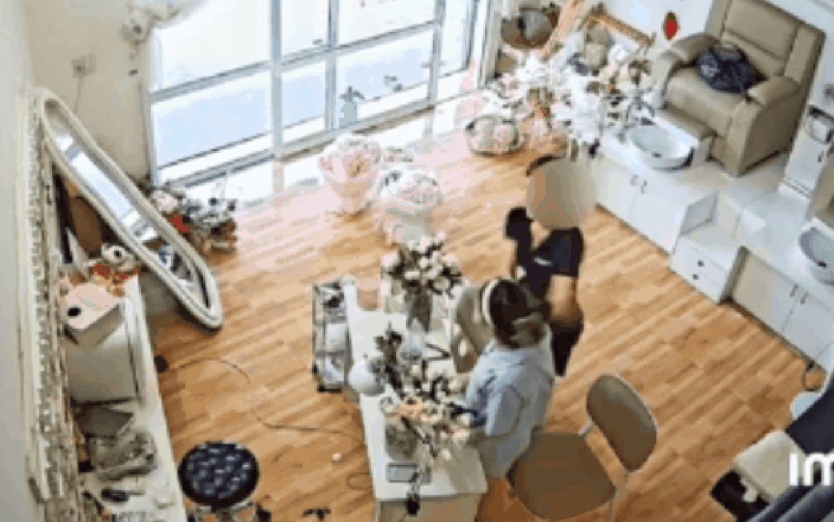 Clip gây phẫn nộ: Chủ tiệm nail bị cô gái mặc đồ thể thao hành hung dã man, tiết lộ tình trạng hiện tại khiến nhiều người bức xúc
