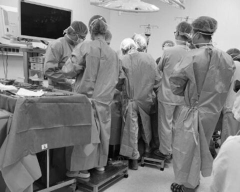 Gần 50 y bác sĩ nghẹn ngào nhìn chàng trai 25 tuổi ra đi sau cuộc vui xem bóng đá