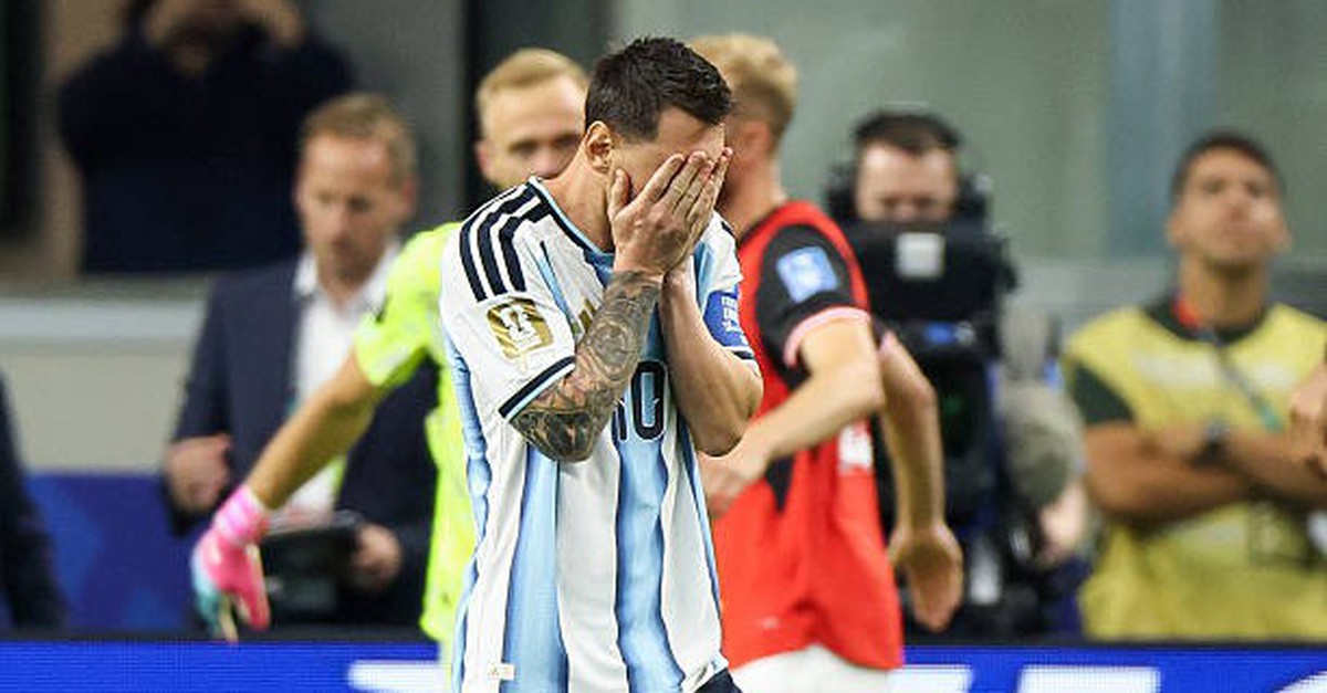 Quá căng thẳng: Messi đá hỏng penalty, vẫn chưa thể lập kỷ lục chân sút vĩ đại nhất lịch sử World Cup!