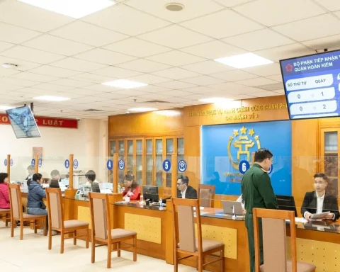 Hà Nội: Cụ bà gần 100 tuổi, sức khỏe yếu bị bắt buộc đến phường làm thủ tục hành chính