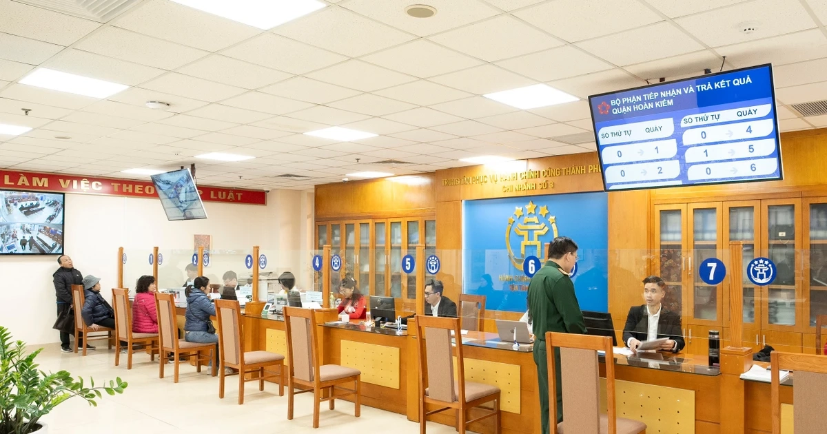Hà Nội: Cụ bà gần 100 tuổi, sức khỏe yếu bị bắt buộc đến phường làm thủ tục hành chính