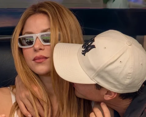 Nụ hôn dành cho Shakira trên khán đài World Cup gây sốt