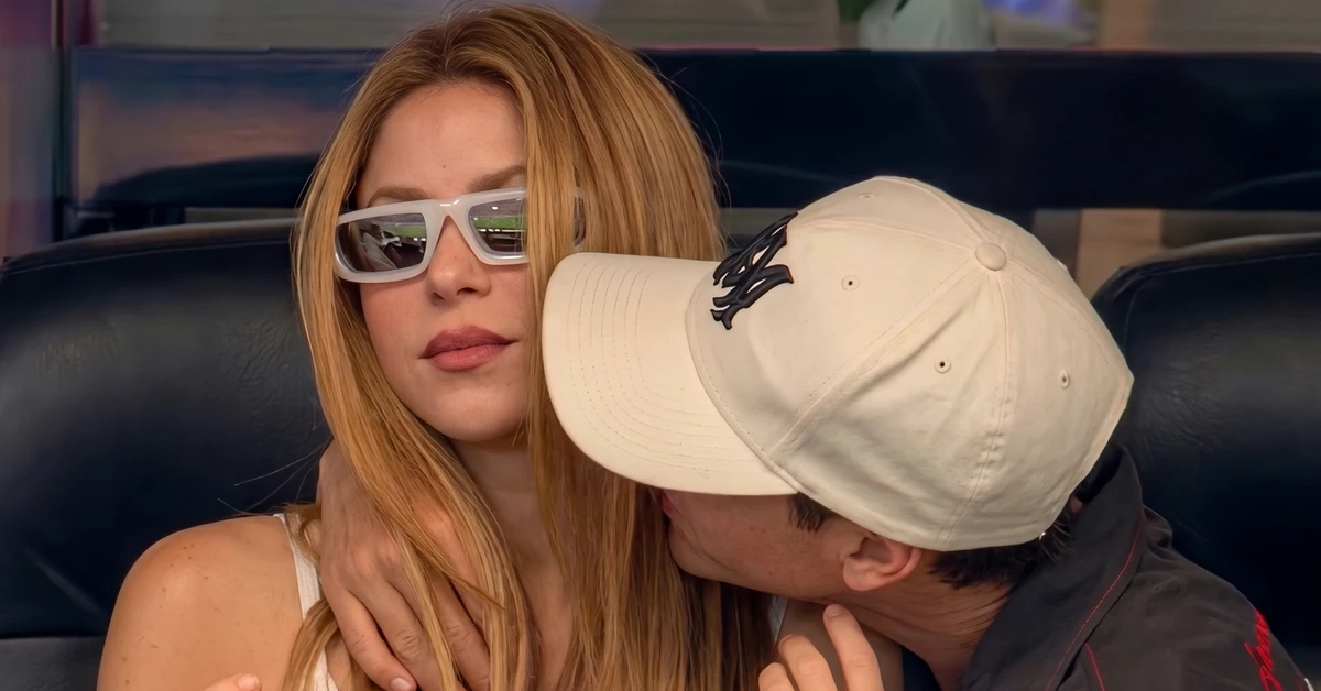 Nụ hôn dành cho Shakira trên khán đài World Cup gây sốt