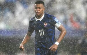 Mbappe đi vào lịch sử tuyển Pháp