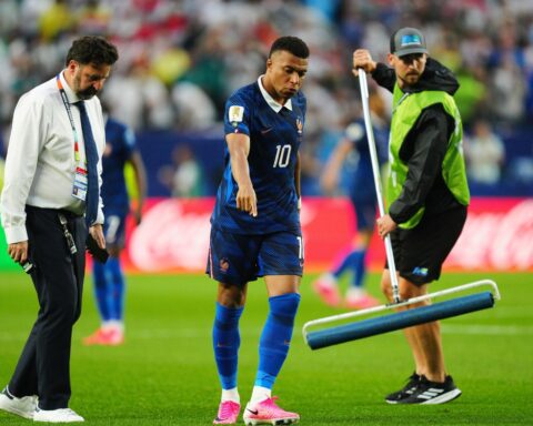 Hài hước cảnh Mbappe chỉ đạo nhân viên World Cup dọn nước mặt cỏ: Việc gì cũng đến tay “chủ tịch”