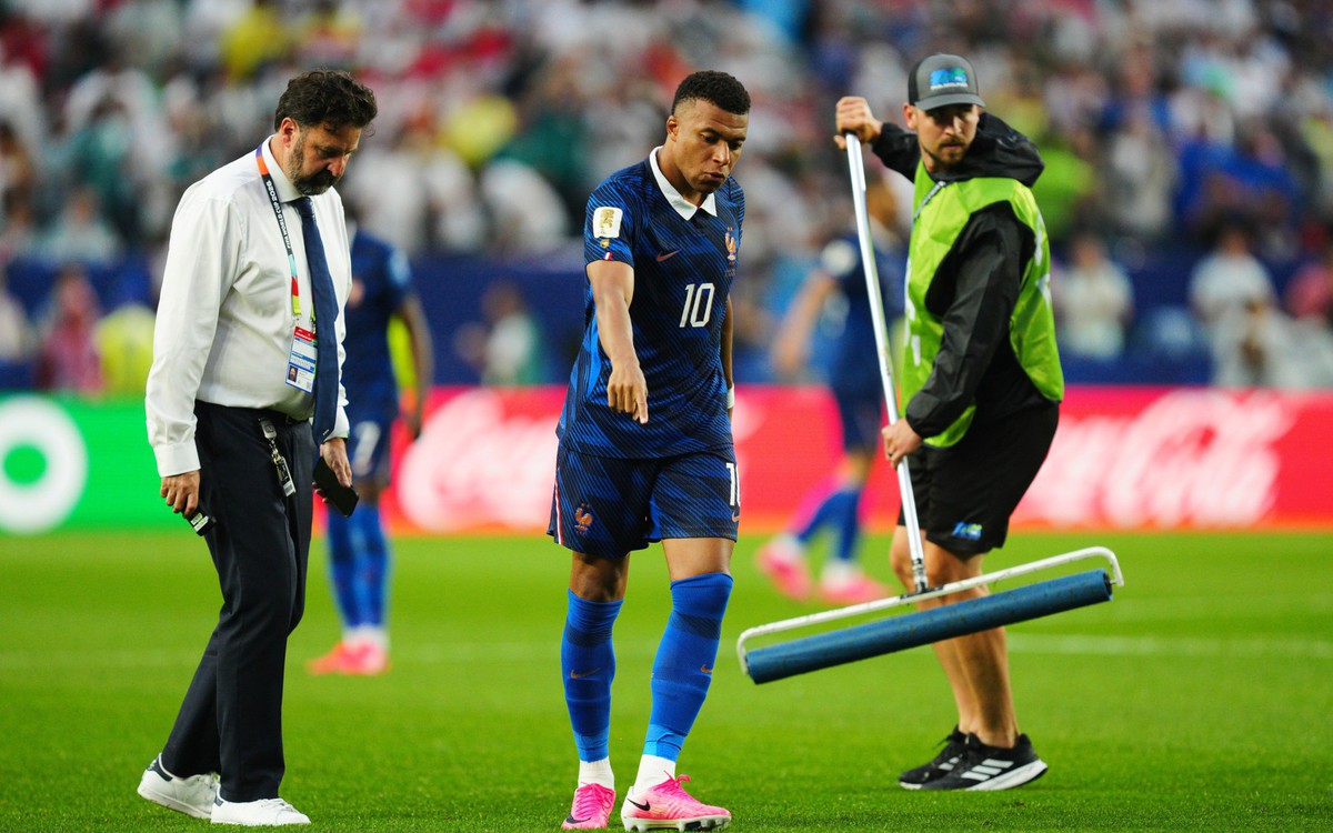 Hài hước cảnh Mbappe chỉ đạo nhân viên World Cup dọn nước mặt cỏ: Việc gì cũng đến tay “chủ tịch”