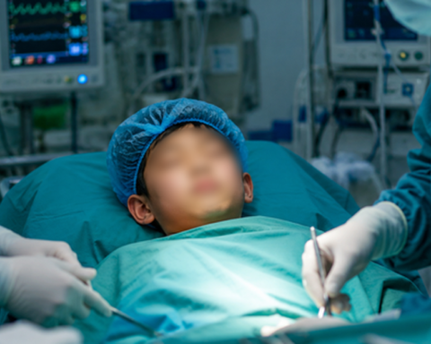 Thương con trước giờ mổ, mẹ lén làm một việc: Tưởng là tốt, không ngờ lại suýt đẩy con vào nguy hiểm