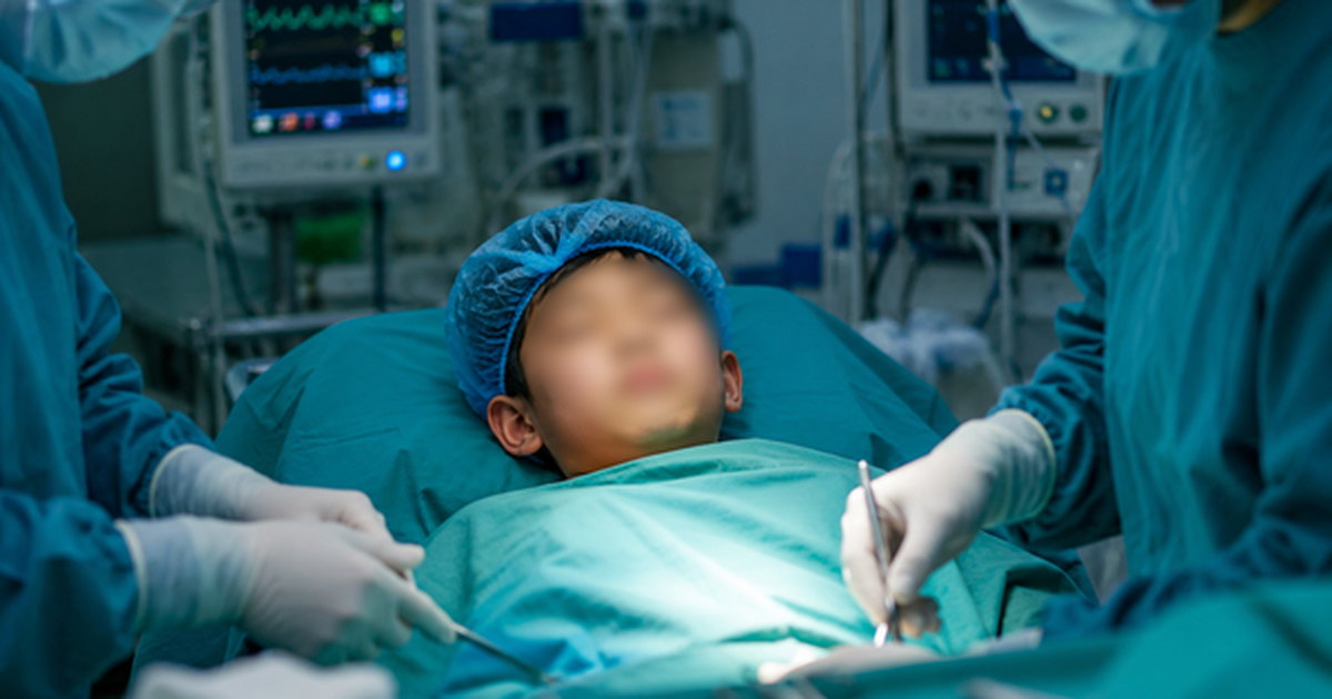 Thương con trước giờ mổ, mẹ lén làm một việc: Tưởng là tốt, không ngờ lại suýt đẩy con vào nguy hiểm