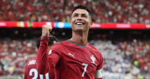Ronaldo dập tắt mọi chỉ trích, lập kỳ tích chưa từng có ở World Cup, 4 năm nữa Messi may ra mới đuổi kịp
