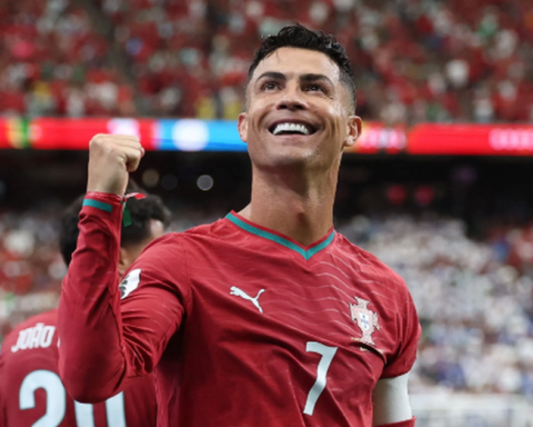 Ronaldo dập tắt mọi chỉ trích, lập kỳ tích chưa từng có ở World Cup, 4 năm nữa Messi may ra mới đuổi kịp