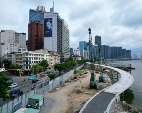 Cầu đi bộ nghìn tỷ nối 2 khu đất vàng ở TP.HCM tăng tốc về đích