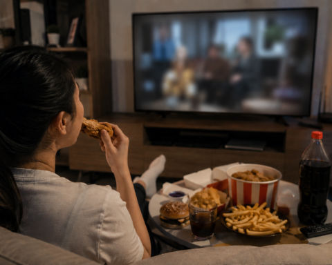 Vì sao xem TV khiến chúng ta ăn nhiều hơn?