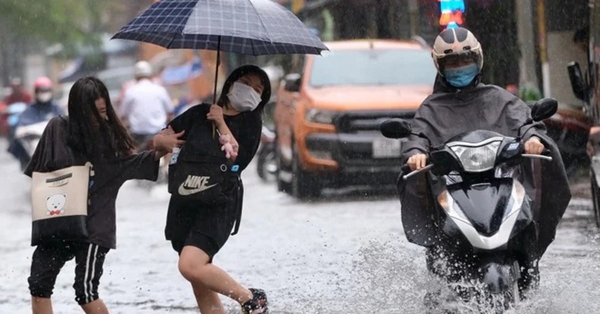 Thời tiết miền Bắc thay đổi đột ngột từ chiều tối nay: Mưa to, dông lốc xuất hiện sau đợt nắng nóng kéo dài