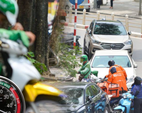 Có những người đang kiệt sức vì nóng bên ngoài cánh cửa điều hòa của bạn